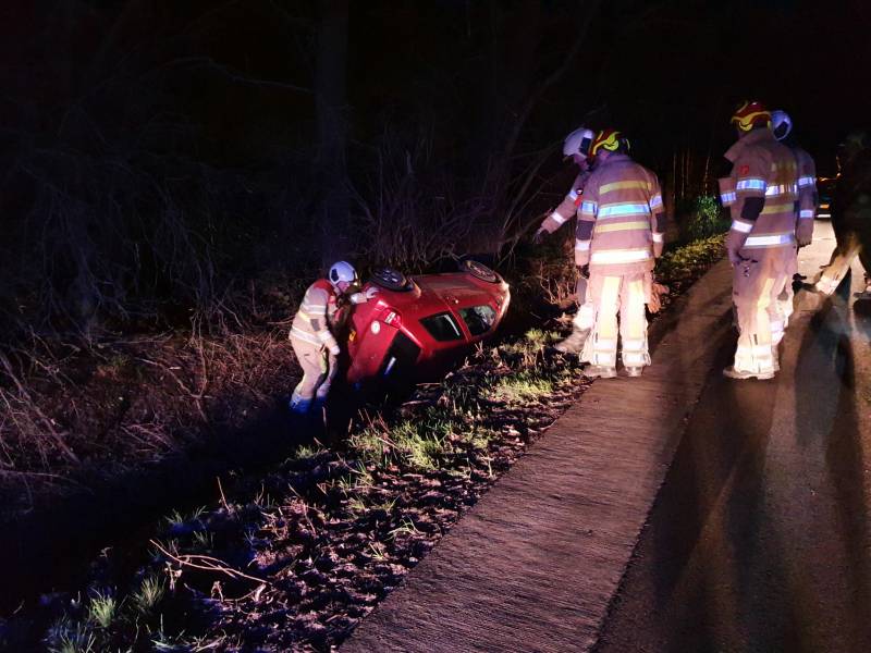 Brommobiel op de kop in sloot