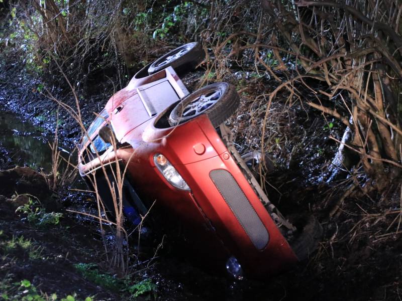 Brommobiel op de kop in sloot