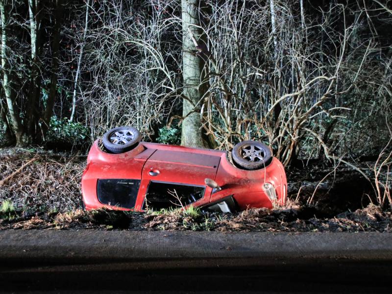Brommobiel op de kop in sloot