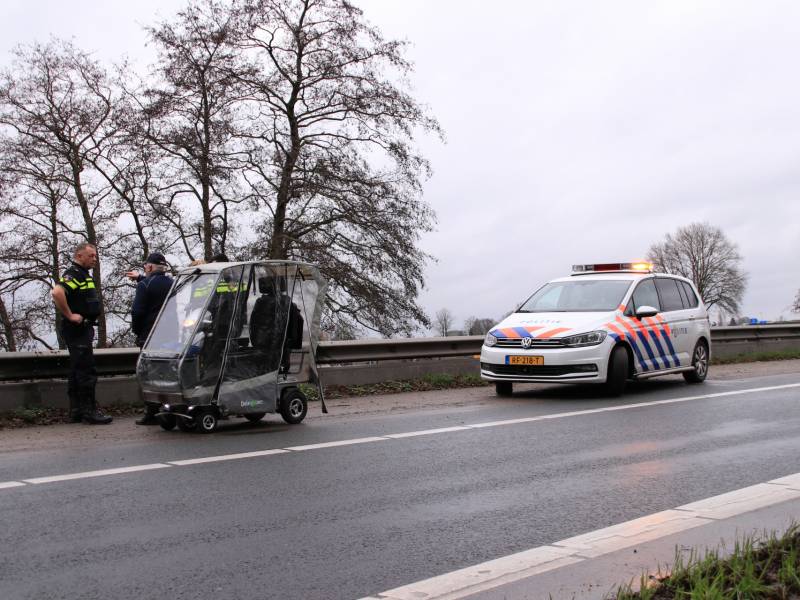 Bejaarde met brommobiel van oprit snelweg gehaald