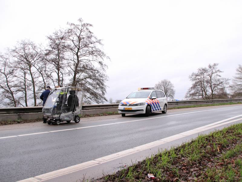 Bejaarde met brommobiel van oprit snelweg gehaald
