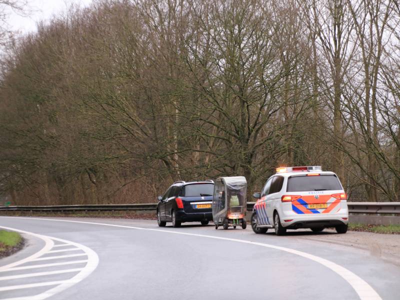 Bejaarde met brommobiel van oprit snelweg gehaald