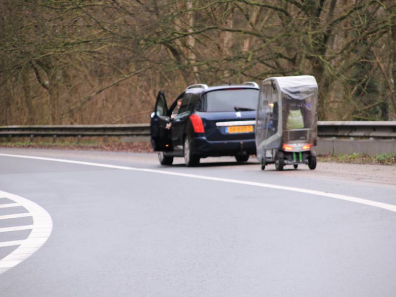 Bejaarde met brommobiel van oprit snelweg gehaald