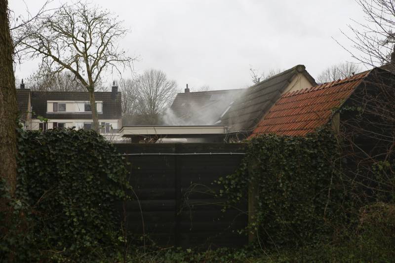 Brand in schuur achter woning