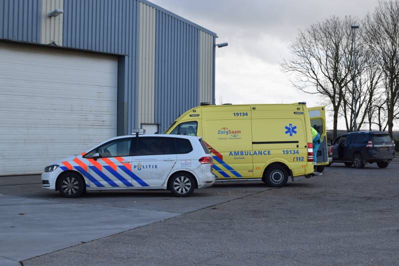 Persoon zwaargewond na ongeval in loods