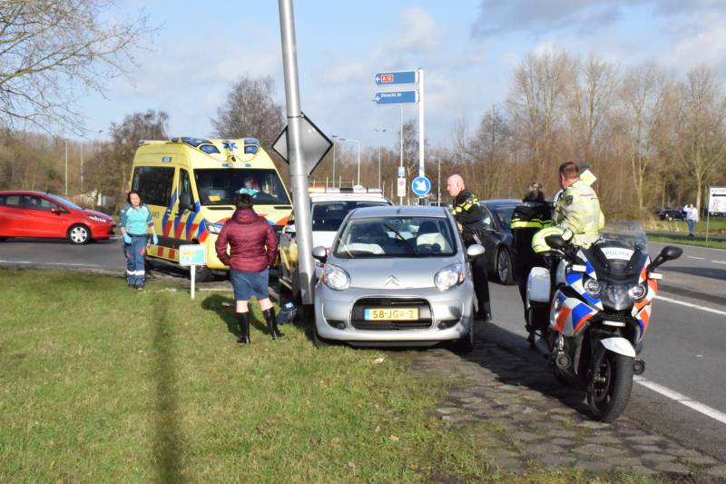 Twee personenauto's rijden door na ongeval