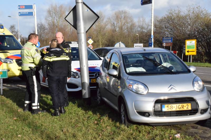 Twee personenauto's rijden door na ongeval