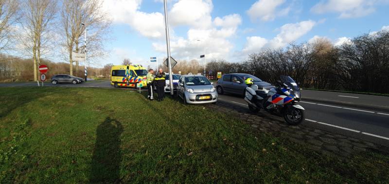 Twee personenauto's rijden door na ongeval