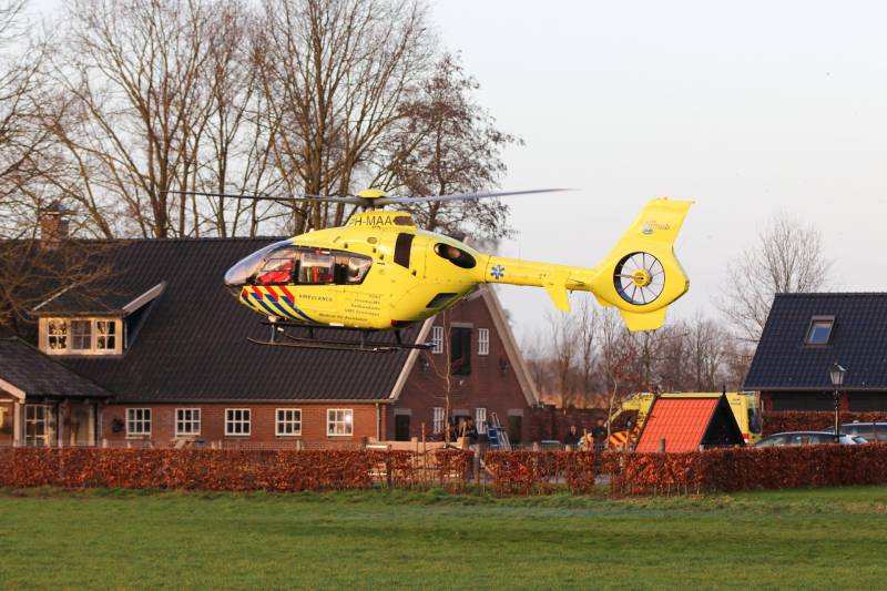 Traumahelikopter landt voor zwaargewonde jongen