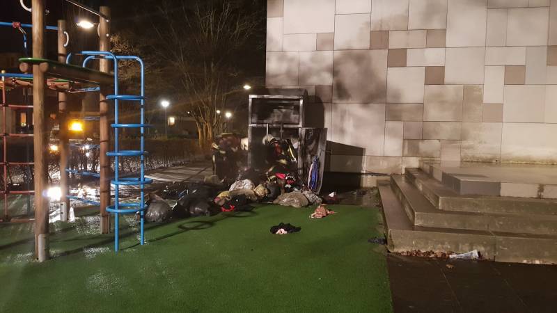 Kleding container vat vlam tegen schoolgebouw