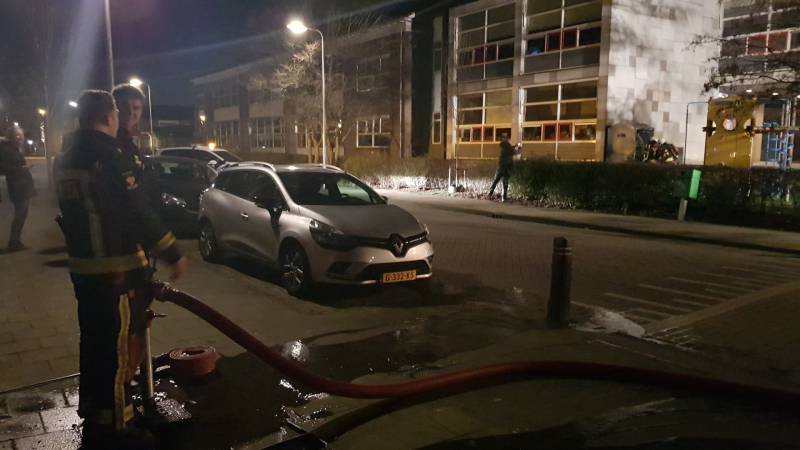 Kleding container vat vlam tegen schoolgebouw