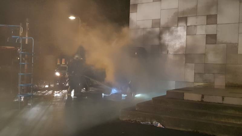 Kleding container vat vlam tegen schoolgebouw