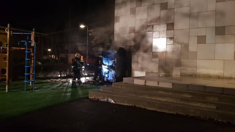 Kleding container vat vlam tegen schoolgebouw
