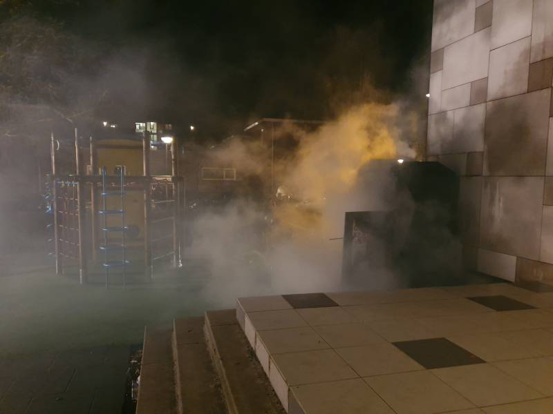 Kleding container vat vlam tegen schoolgebouw