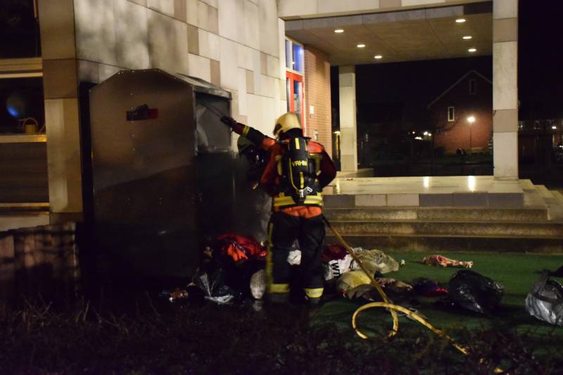 Kleding container vat vlam tegen schoolgebouw