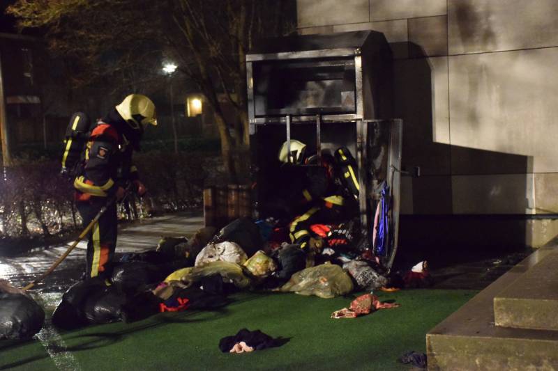 Kleding container vat vlam tegen schoolgebouw