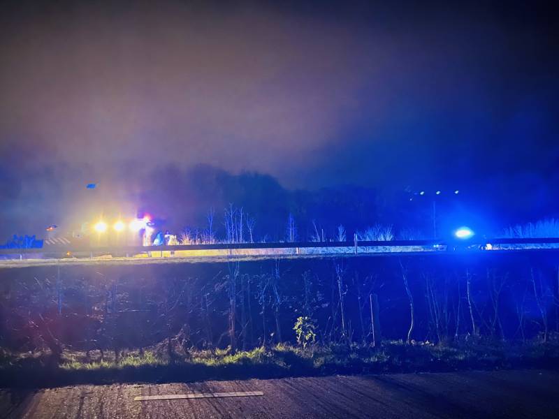 Auto raakt van de weg belandt te water