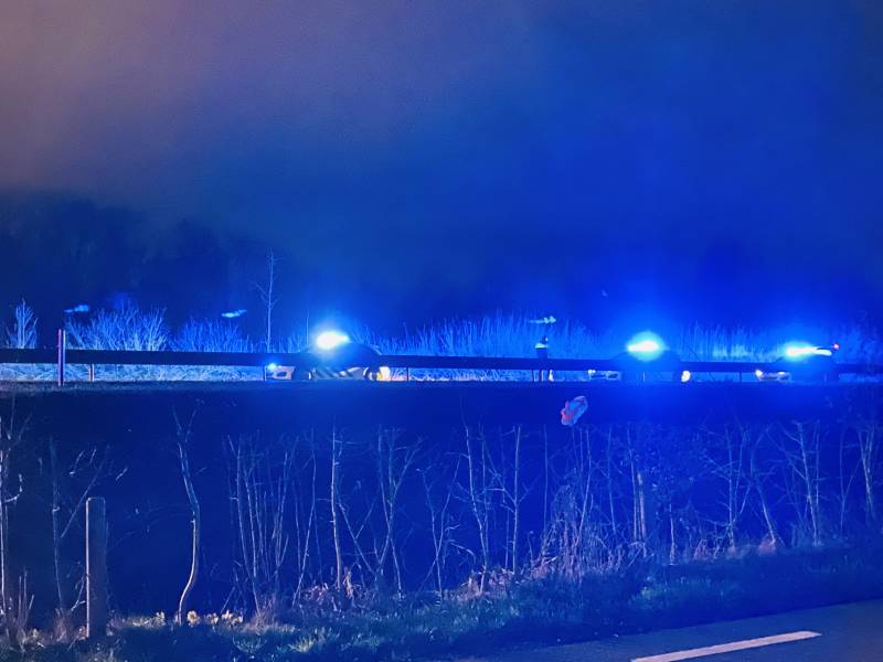 Auto raakt van de weg belandt te water