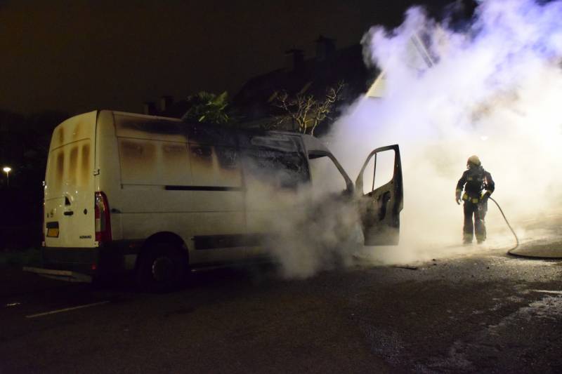 Bestelbus gaat in vlammen op