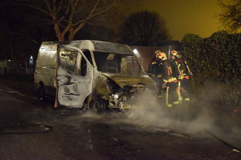 Bestelbus gaat in vlammen op