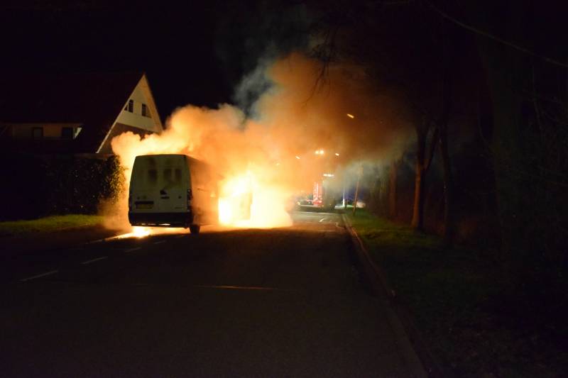 Bestelbus gaat in vlammen op
