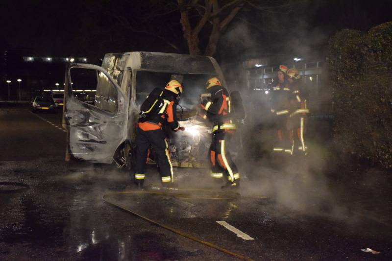 Bestelbus gaat in vlammen op