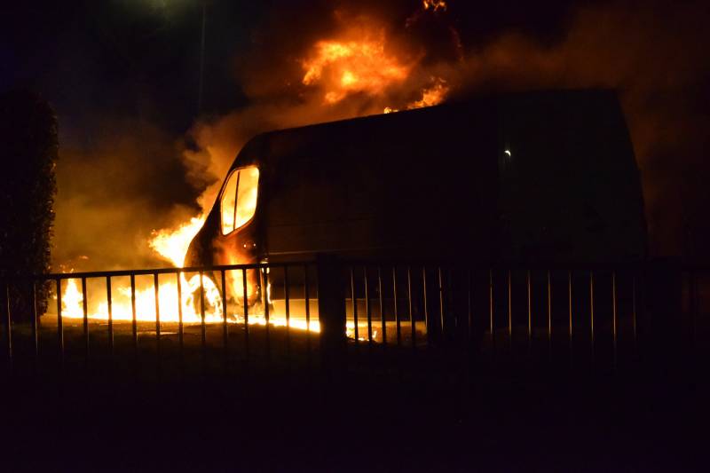 Bestelbus gaat in vlammen op