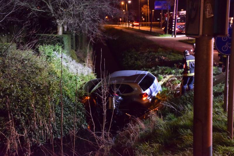 Bestuurder spoorloos na auto te water