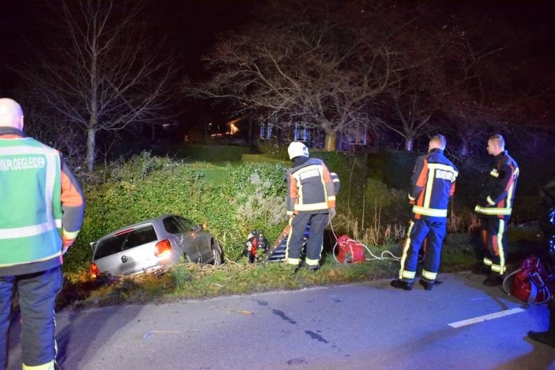 Bestuurder spoorloos na auto te water