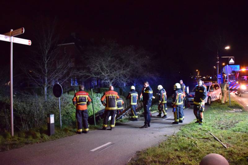 Bestuurder spoorloos na auto te water