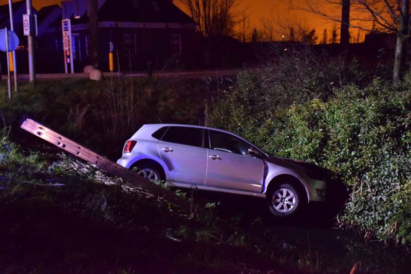 Bestuurder spoorloos na auto te water