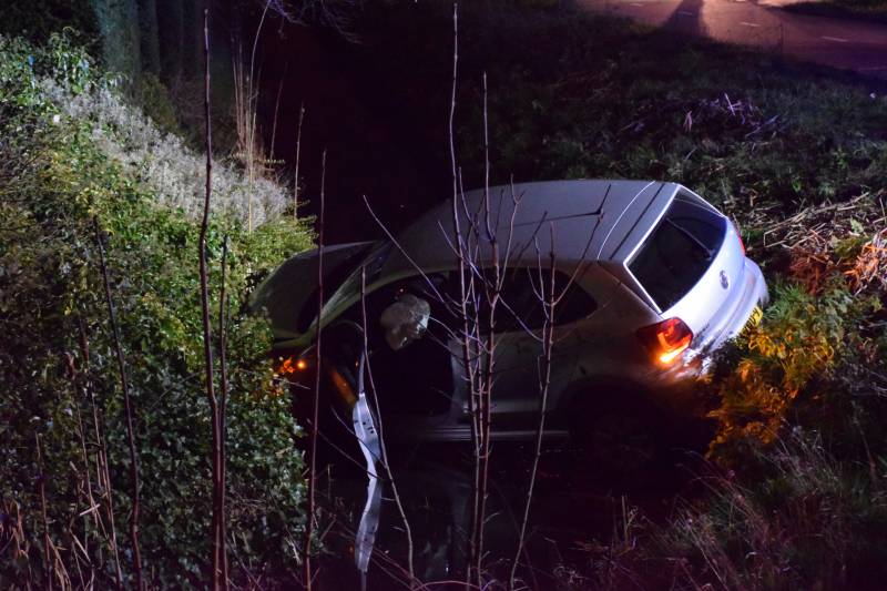 Bestuurder spoorloos na auto te water