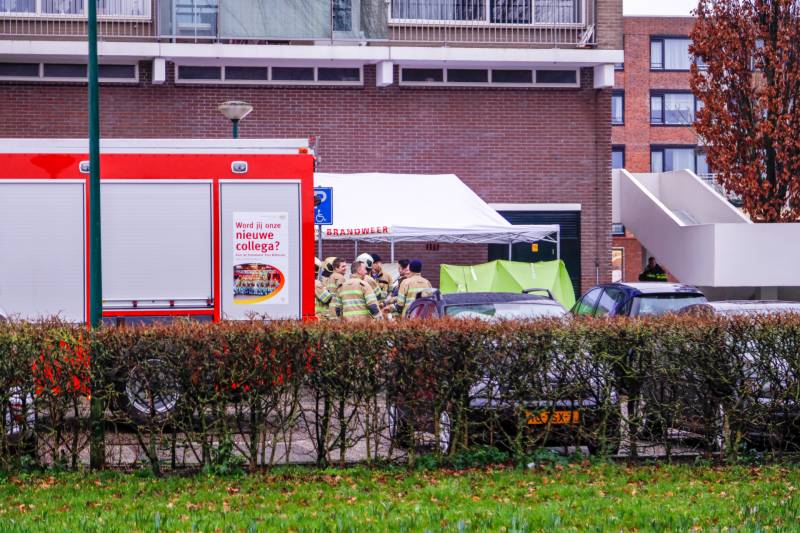 Dode vrouw aangetroffen onderaan flat