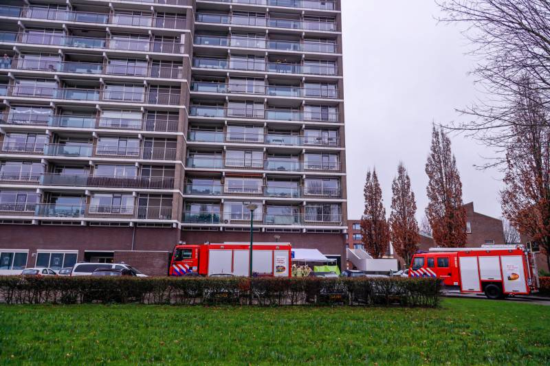 Dode vrouw aangetroffen onderaan flat