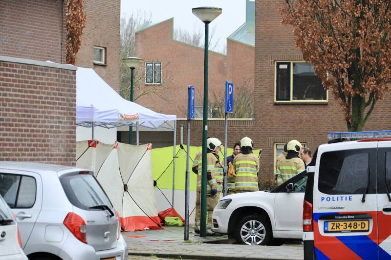 Dode vrouw aangetroffen onderaan flat