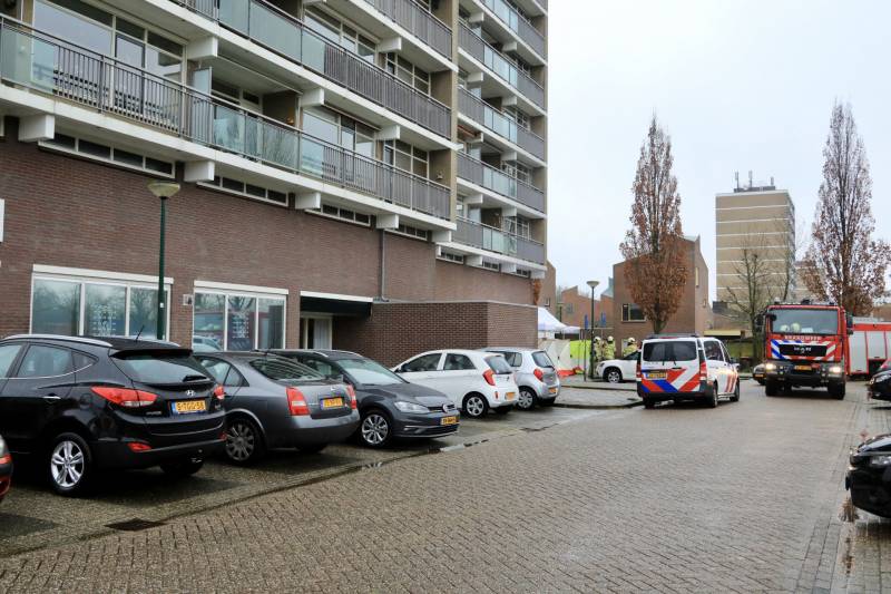 Dode vrouw aangetroffen onderaan flat
