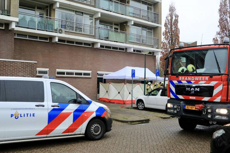 Dode vrouw aangetroffen onderaan flat