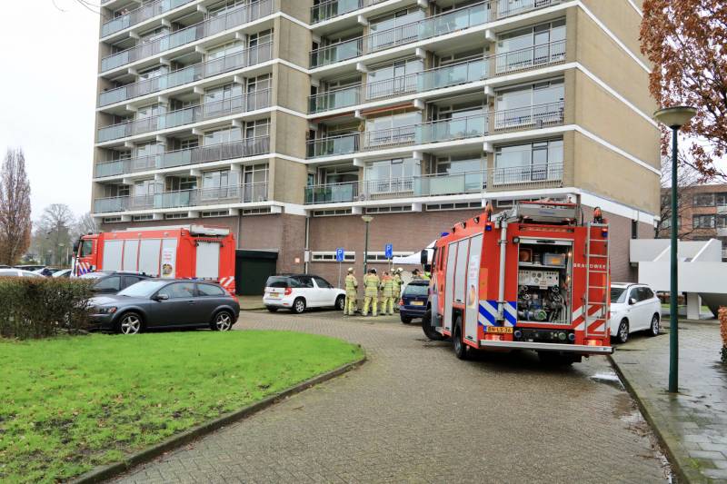 Dode vrouw aangetroffen onderaan flat