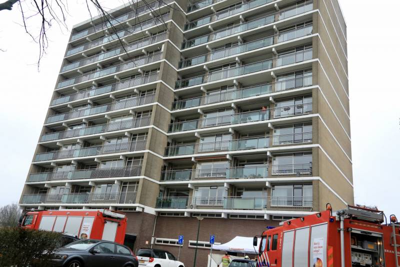 Dode vrouw aangetroffen onderaan flat