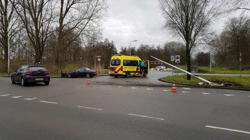 Personenauto ramt lantaarnpaal