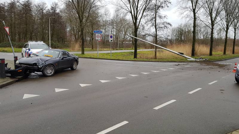 Personenauto ramt lantaarnpaal