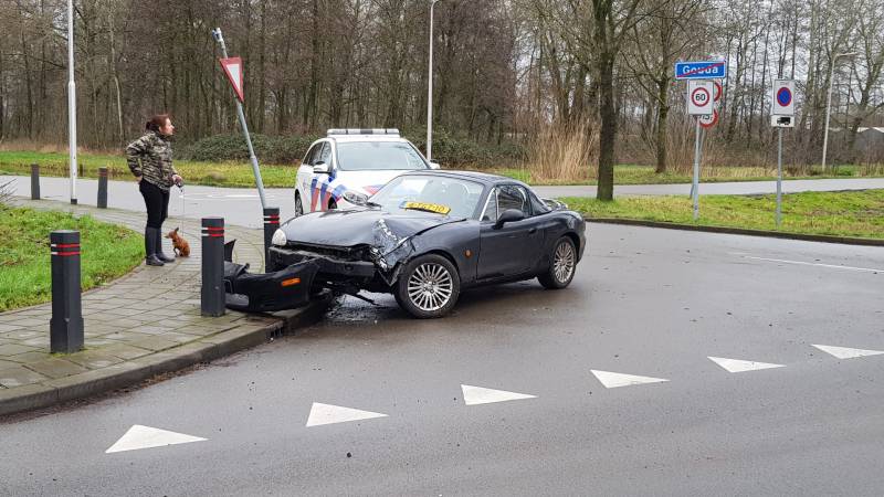 Personenauto ramt lantaarnpaal