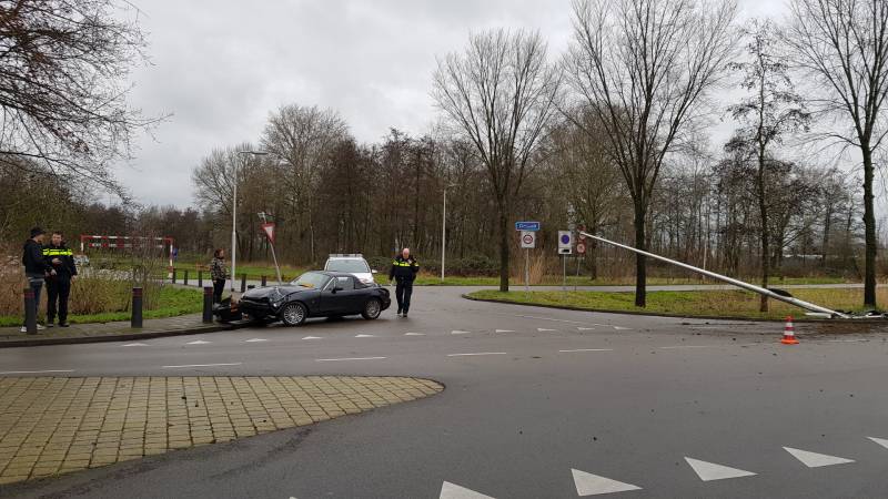 Personenauto ramt lantaarnpaal
