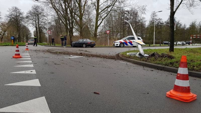 Personenauto ramt lantaarnpaal