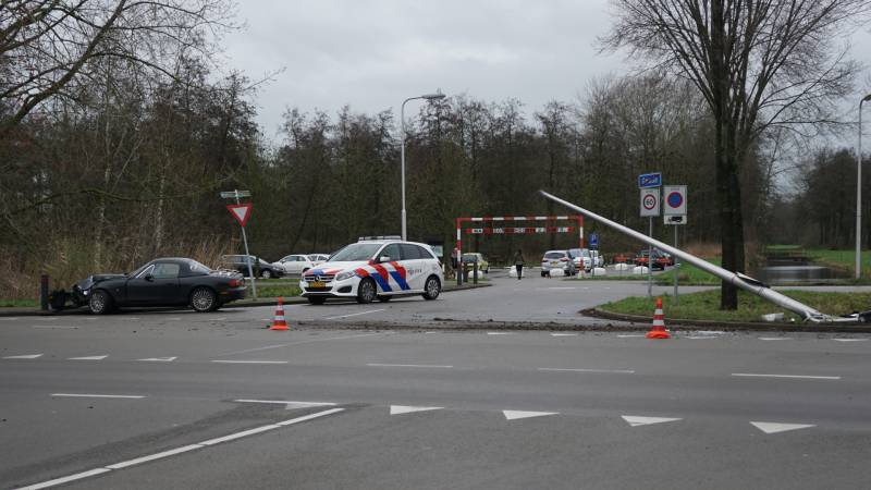 Personenauto ramt lantaarnpaal