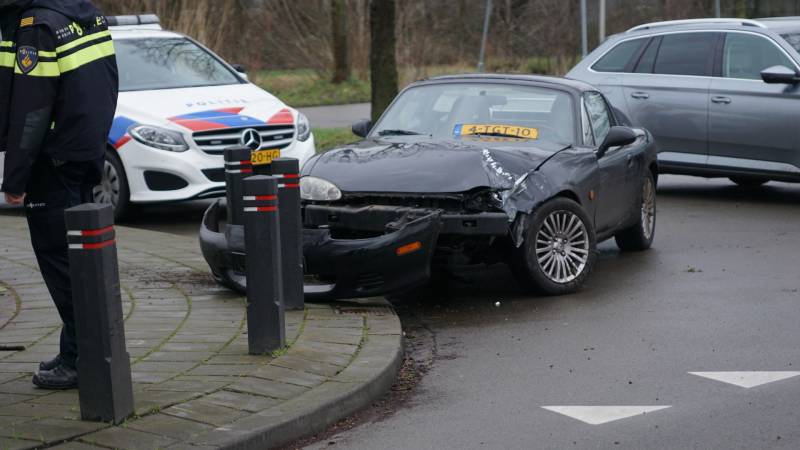 Personenauto ramt lantaarnpaal