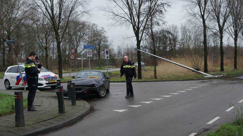 Personenauto ramt lantaarnpaal