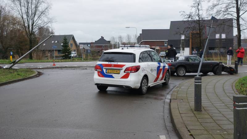 Personenauto ramt lantaarnpaal