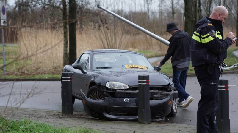 Personenauto ramt lantaarnpaal