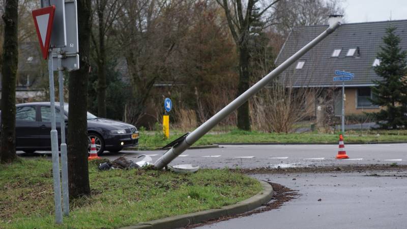 Personenauto ramt lantaarnpaal